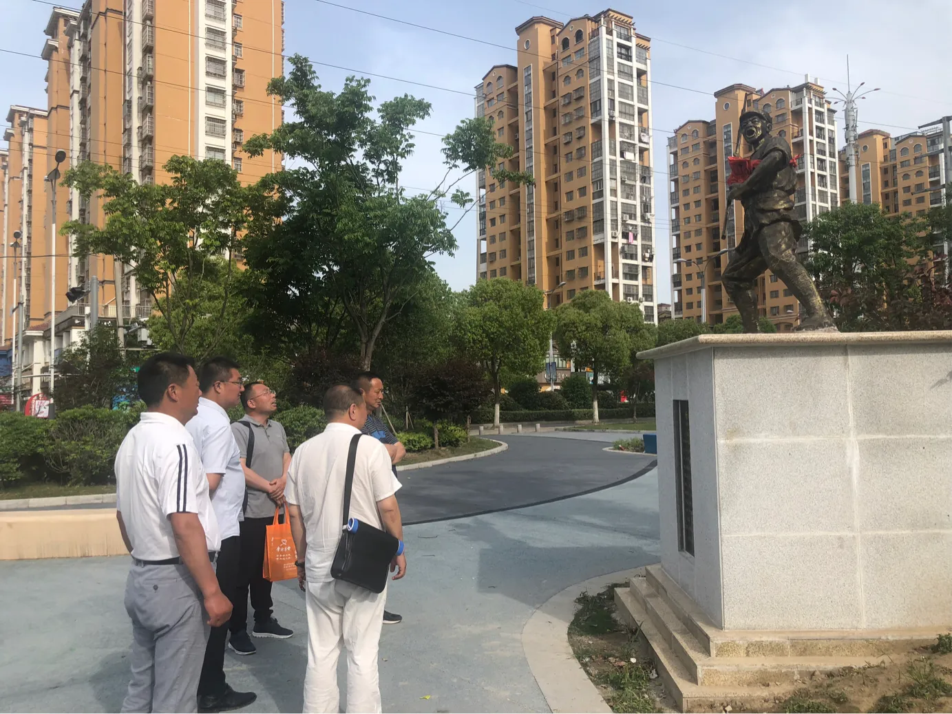 金牛村两委前往“仁义下关主题文化社区”观摩学习